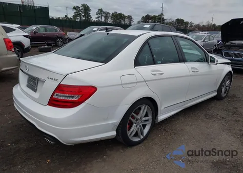 2013 Mercedes-Benz C 300 Sport 4Matic z USA, uszkodzony, nr VIN WDDGF8AB1DG088748